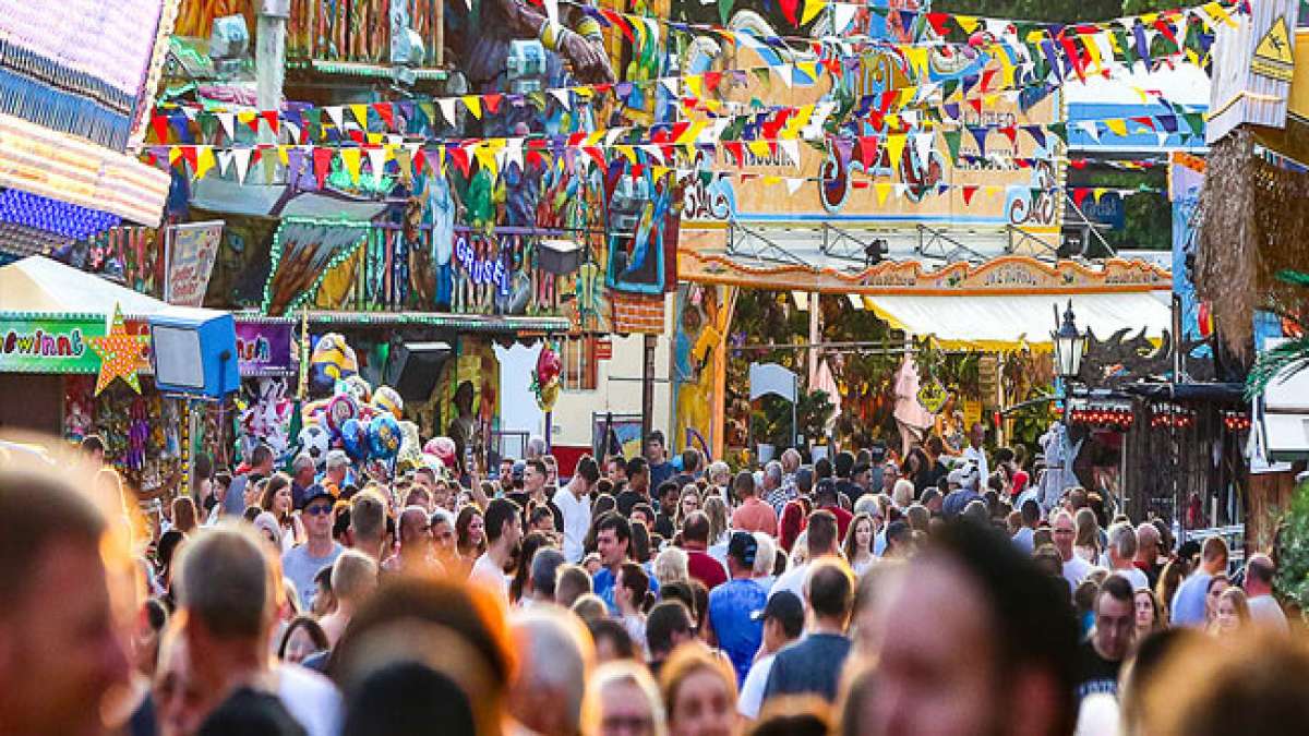 Erleben Sie Live-Musik von Bands und DJs und genießen Sie die festliche Atmosphäre auf der Fuldaer Rosenaue! Erleben Sie Live-Musik von Bands und DJs und genießen Sie die festliche Atmosphäre auf der Fuldaer Rosenaue!