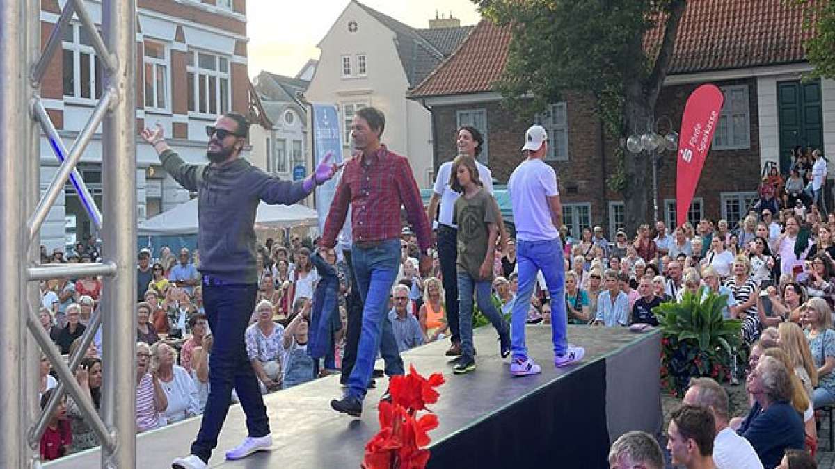 Erleben Sie die Open-Air-Modenschau, ein spektakuläres Feuerwerk über der Eckernförder Bucht und den großen Flohmarkt am Sonntag! Erleben Sie die Open-Air-Modenschau, ein spektakuläres Feuerwerk über der Eckernförder Bucht und den großen Flohmarkt am Sonntag!