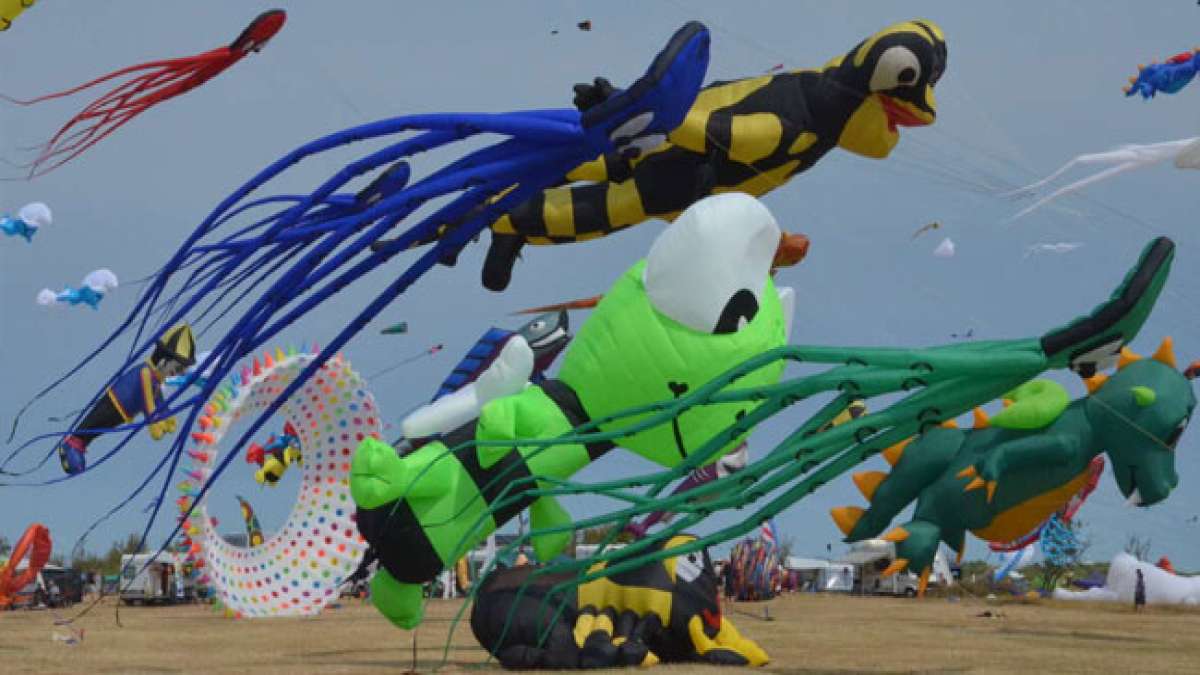Erleben Sie faszinierende Drachenwettkämpfe, kreative Bastelangebote und die beeindruckende Drachen-Nachtflugshow mit Licht und Feuerwerk – ein unvergessliches Ereignis für die ganze Familie! Erleben Sie faszinierende Drachenwettkämpfe, kreative Bastelangebote und die beeindruckende Drachen-Nachtflugshow mit Licht und Feuerwerk – ein unvergessliches Ereignis für die ganze Familie!