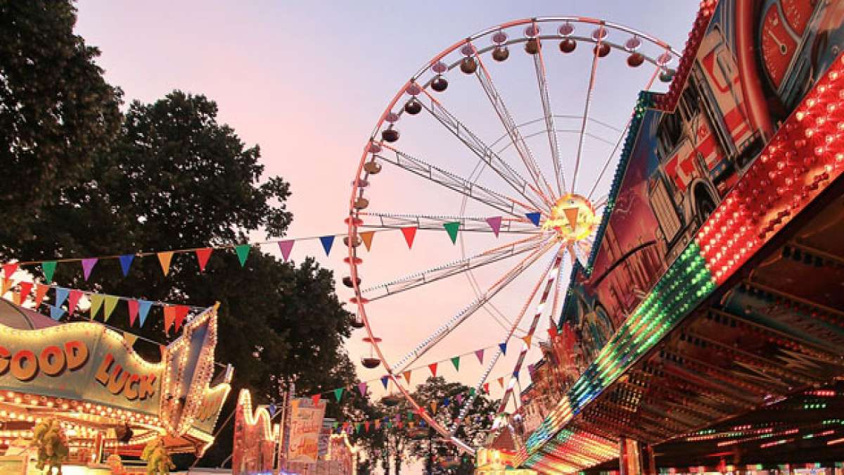 Ein Highlight ist der traditionelle Pferdemarkt am Montag und das spektakuläre Feuerwerk am letzten Abend. Ein Highlight ist der traditionelle Pferdemarkt am Montag und das spektakuläre Feuerwerk am letzten Abend.