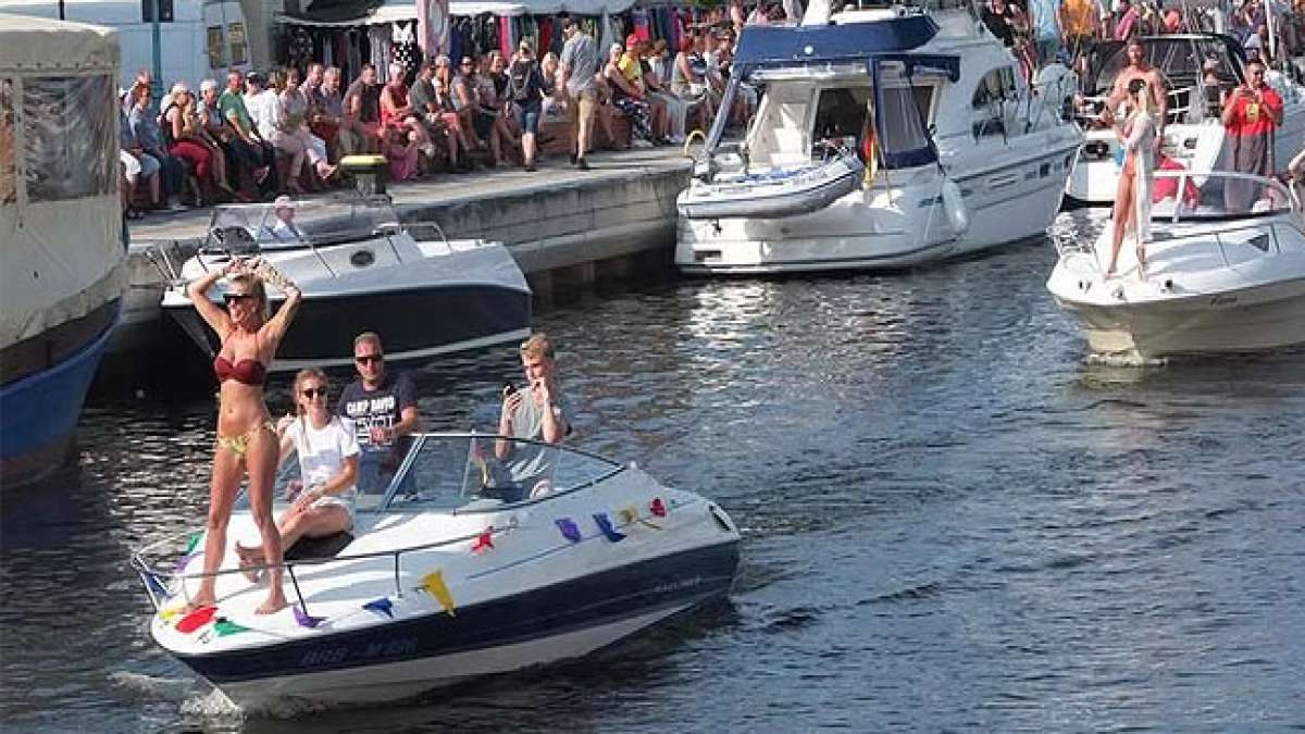 Erleben Sie das festlich geschmückte Bootskorso, den spannenden Abendlauf durch die Innenstadt und den traditionellen Wettkampf um den Haffpokal, begleitet von einem bunten Rummel im Ueckerpark. Erleben Sie das festlich geschmückte Bootskorso, den spannenden Abendlauf durch die Innenstadt und den traditionellen Wettkampf um den Haffpokal, begleitet von einem bunten Rummel im Ueckerpark.