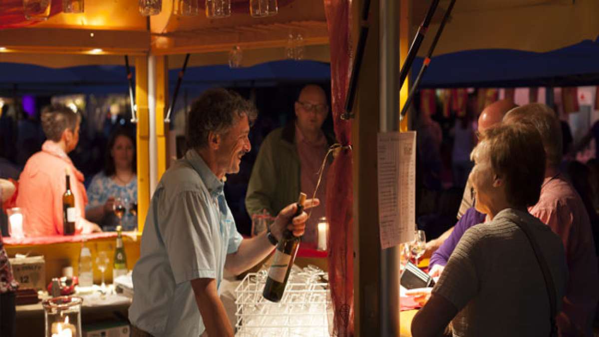 Genießen Sie edle Tropfen von über 20 Winzern, kulinarische Köstlichkeiten und Live-Musik in einer gemütlichen Atmosphäre mit 2000 Sitzplätzen und viel Platz zum Tanzen.
