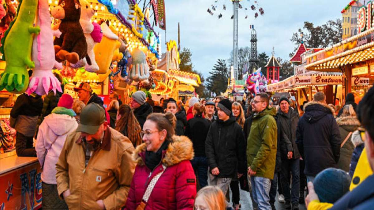Erleben Sie einen farbenfrohen Festumzug, einen großen Vergnügungspark und Live-Musik in Festzelten und Biergärten. Erleben Sie einen farbenfrohen Festumzug, einen großen Vergnügungspark und Live-Musik in Festzelten und Biergärten.