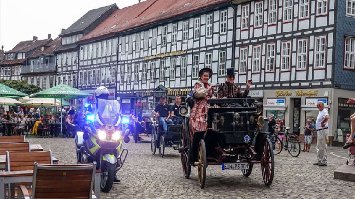 Bunte Marktstände, Musikbühnen und der traditionelle Anstich des Winterbocks machen es zum größten Stadtfest in Südniedersachsen!