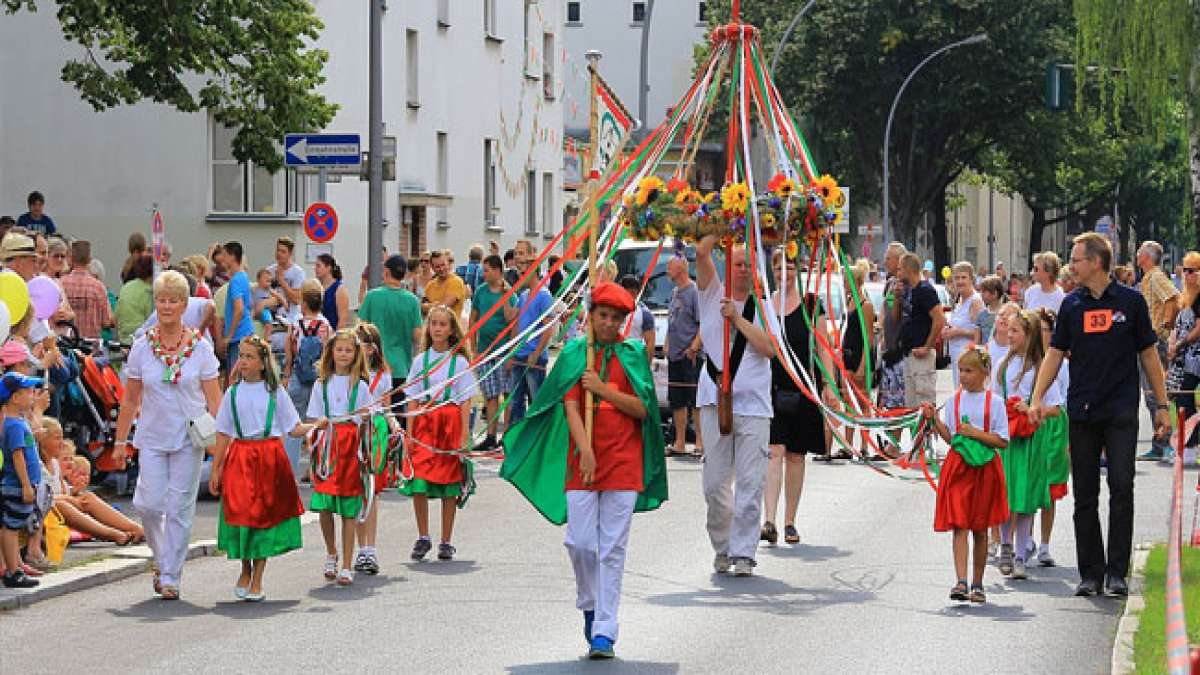 Genießen Sie das vielfältige Programm und die geschmückten Straßen beim ältesten Volksfest der Hauptstadt!