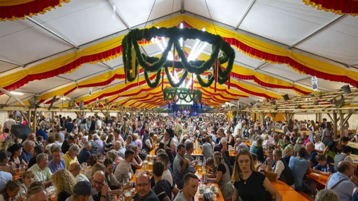 Höhepunkte sind der urige Q-Stall mit Almschmankerln, das Weißbierzelt und das abschließende Großfeuerwerk über dem Festplatz.