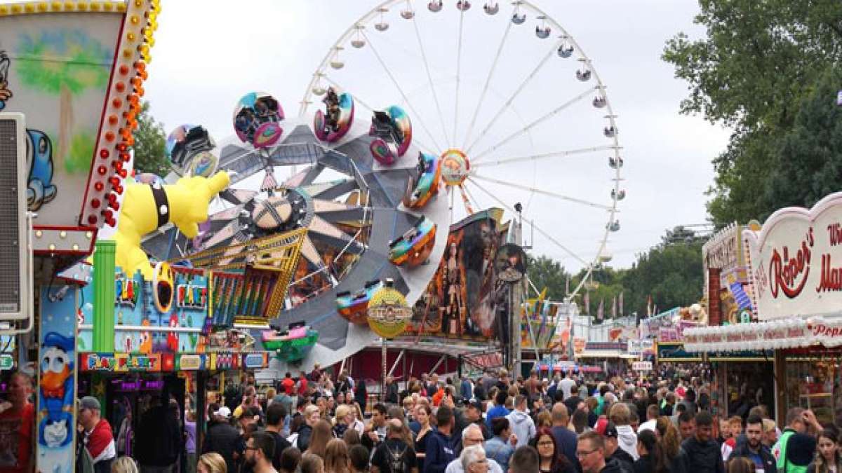 Erleben Sie einen farbenfrohen Festzug, traditionelle Tierschau und stimmungsvolle Abende im Festzelt mit Live-Musik und kulinarischen Kirmesklassikern.