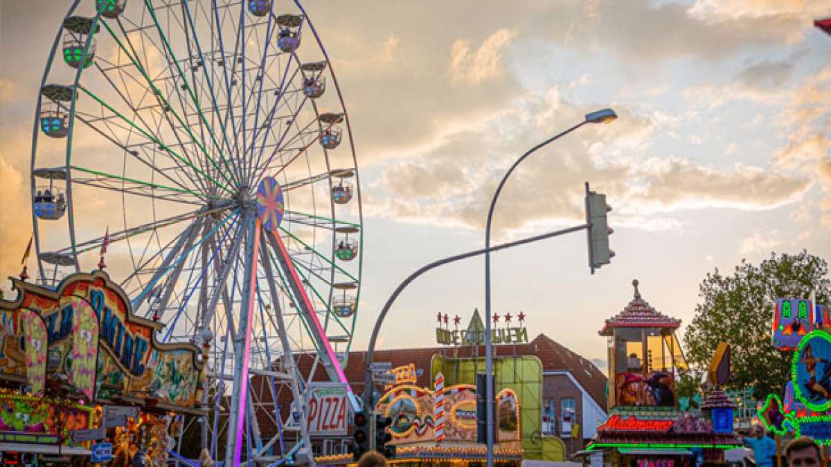 Erleben Sie eine einzigartige Mischung aus Tradition und Moderne mit rasanten Fahrgeschäften, Live-Musik, über 100 Ständen und einem spektakulären Höhenfeuerwerk.