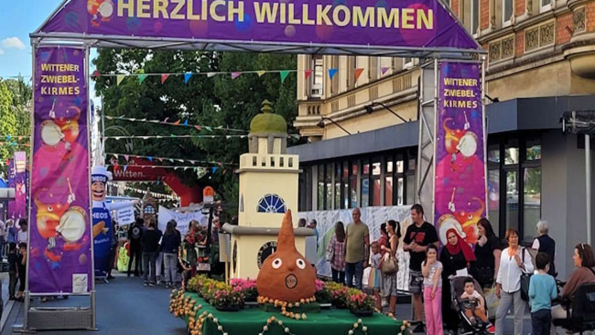 Genießen Sie den Zwiebelmarkt, sportliche Wettbewerbe, ein buntes Kirmestreiben und das traditionelle Höhnerfest auf dem Berliner Platz und der Bahnhofstraße.