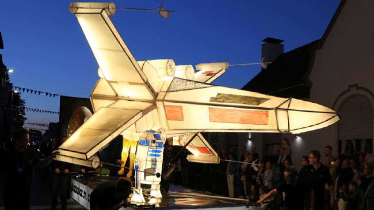 Feiern Sie die historische Tradition in der malerischen Stadt Grevenbroich, wo Kameradschaft und festliche Atmosphäre aufeinander treffen. Feiern Sie die historische Tradition in der malerischen Stadt Grevenbroich, wo Kameradschaft und festliche Atmosphäre aufeinander treffen.