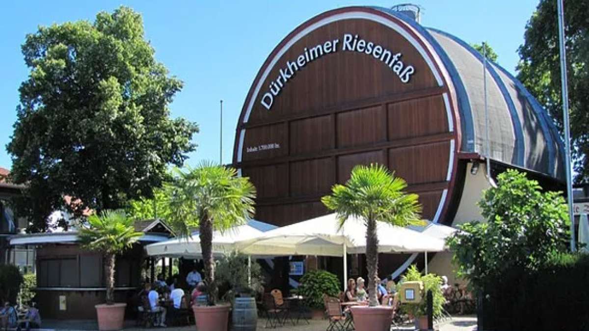 Lassen Sie sich vom imposanten Dürkheimer Riesenfass und einem Fest voller Wein, Musik und Spaß verzaubern! Lassen Sie sich vom imposanten Dürkheimer Riesenfass und einem Fest voller Wein, Musik und Spaß verzaubern!