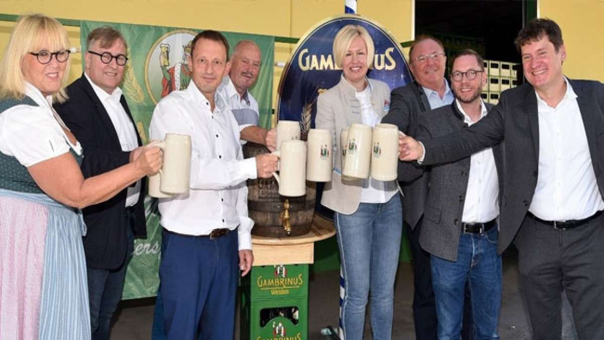 Genießen Sie aufregende Fahrgeschäfte, traditionelle Schießbuden und ein Festzelt mit köstlichen Spezialitäten wie Brezen, Steckerlfisch und Lebkuchenherzen.