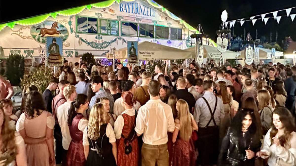 Genießen Sie ein spektakuläres Jahrmarkt-Feeling, authentische bayerische Spezialitäten und mitreißende Live-Musik im großen Bayernzelt. Genießen Sie ein spektakuläres Jahrmarkt-Feeling, authentische bayerische Spezialitäten und mitreißende Live-Musik im großen Bayernzelt.