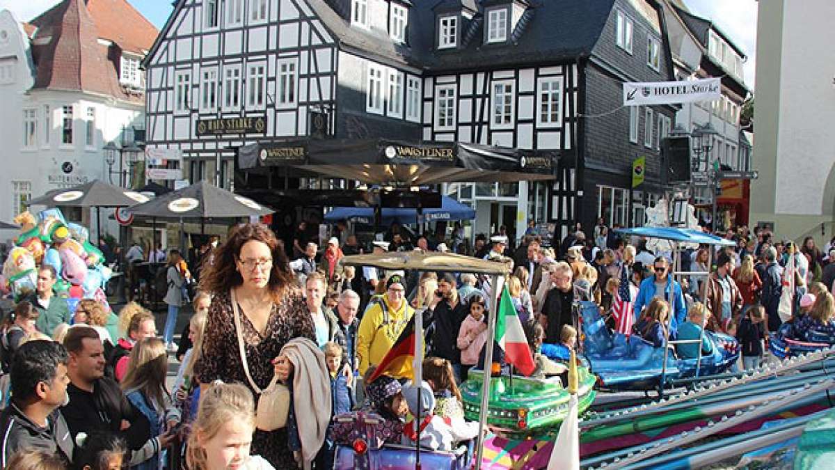Erleben Sie die größte Innenstadtkirmes im Hochsauerland mit 1,6 km voller Fahrgeschäfte, kulinarischer Highlights und mitreißender Unterhaltung am vierten Wochenende im September.