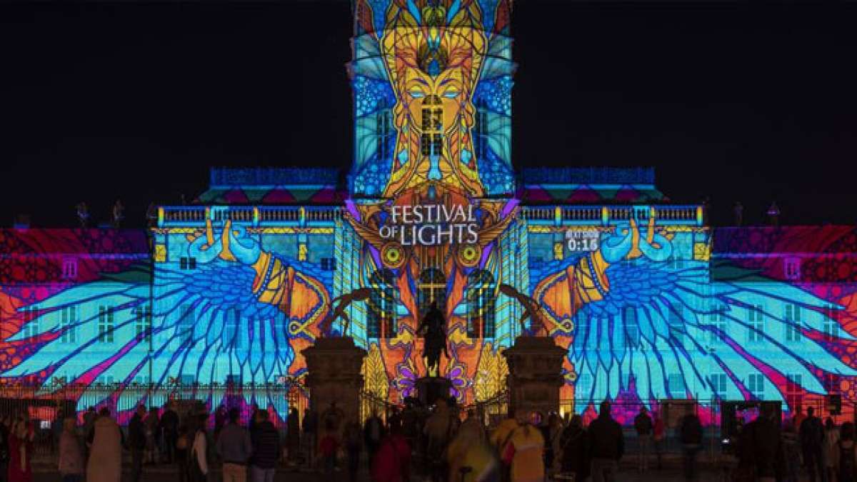 Entdecken Sie die magischen Lichtprojektionen an Hotspots wie Bebelplatz und Potsdamer Platz, täglich von 19:00 bis 23:00 Uhr.