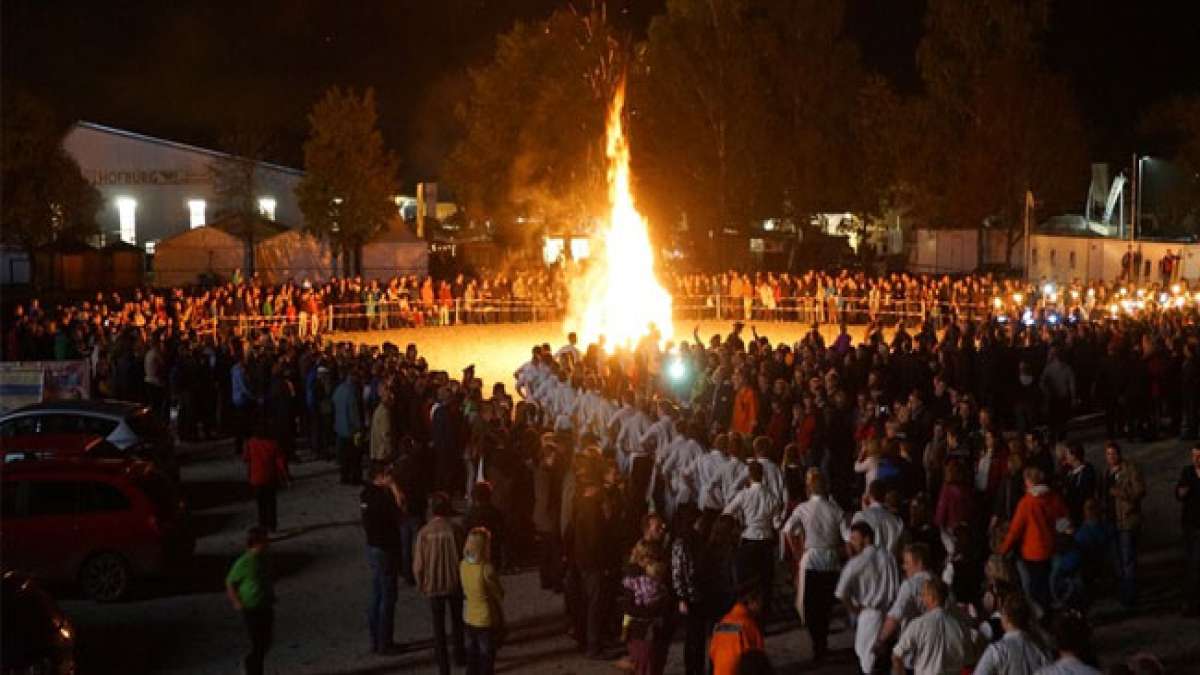 Tauchen Sie im Oktober in eine faszinierende Mischung aus Tradition und modernem Flair ein, mit historischem Metzgertanz, Jungviehprämierung, kulinarischen Spezialitäten und lebhafter Musik. Tauchen Sie im Oktober in eine faszinierende Mischung aus Tradition und modernem Flair ein, mit historischem Metzgertanz, Jungviehprämierung, kulinarischen Spezialitäten und lebhafter Musik.