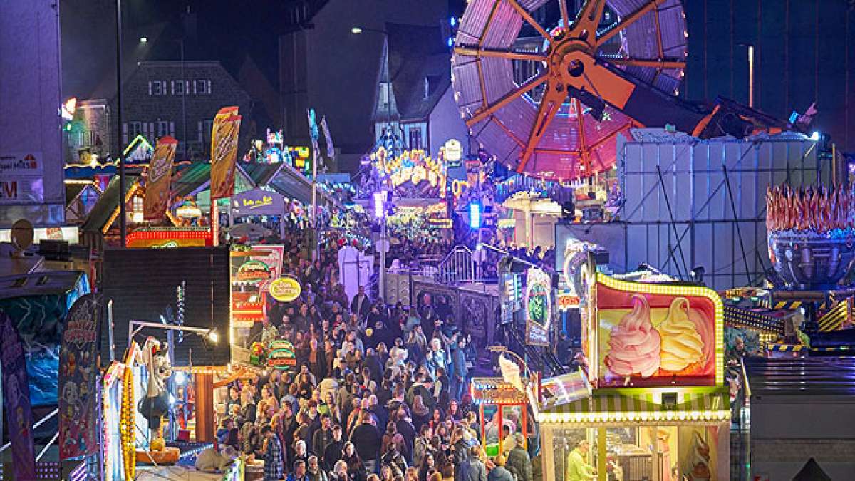 Genießen Sie neun Tage voller bunter Markthändler, ein aufregendes Pferde- und Viehmarkt-Showprogramm und ein spektakuläres Feuerwerk von der Genovevaburg. Genießen Sie neun Tage voller bunter Markthändler, ein aufregendes Pferde- und Viehmarkt-Showprogramm und ein spektakuläres Feuerwerk von der Genovevaburg.