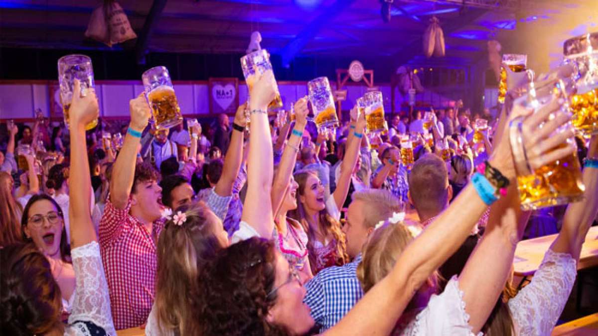Über 40 Attraktionen, eine breite kulinarische Auswahl und mitreißende Musik von der Mountain Crew sorgen für unvergessliche Feiermomente im größten Volksfest der Region. Über 40 Attraktionen, eine breite kulinarische Auswahl und mitreißende Musik von der Mountain Crew sorgen für unvergessliche Feiermomente im größten Volksfest der Region.
