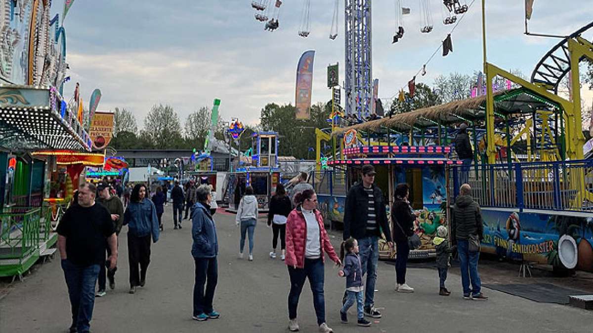 Erleben Sie ein Spektakel aus aufregenden Fahrgeschäften, kulinarischen Köstlichkeiten, einem atemberaubenden Feuerwerk und einem einzigartigen Einkaufs- und Freizeitangebot für die ganze Familie. Erleben Sie ein Spektakel aus aufregenden Fahrgeschäften, kulinarischen Köstlichkeiten, einem atemberaubenden Feuerwerk und einem einzigartigen Einkaufs- und Freizeitangebot für die ganze Familie.