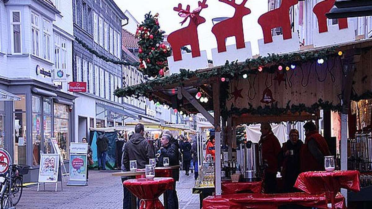 Er verbindet Tradition und Moderne und zieht Besucher aus nah und fern in die festlich geschmückte Altstadt.