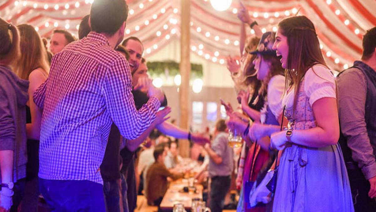 Feiern Sie den Frühling mit Tradition und Vielfalt, während die Frühjahrsmesse in der Innenstadt zusätzlich begeistert. Feiern Sie den Frühling mit Tradition und Vielfalt, während die Frühjahrsmesse in der Innenstadt zusätzlich begeistert.
