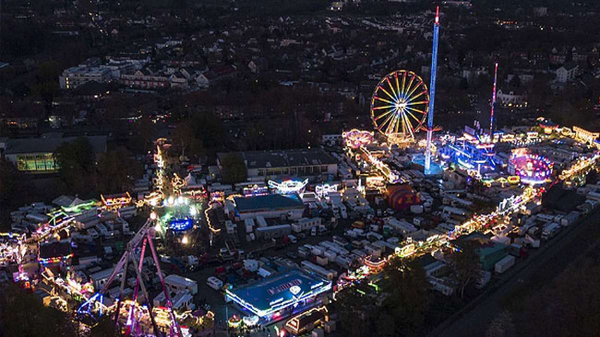 Freuen Sie sich auf aufregende Fahrgeschäfte, ein spektakuläres Musik-Feuerwerk und besondere Familienangebote.