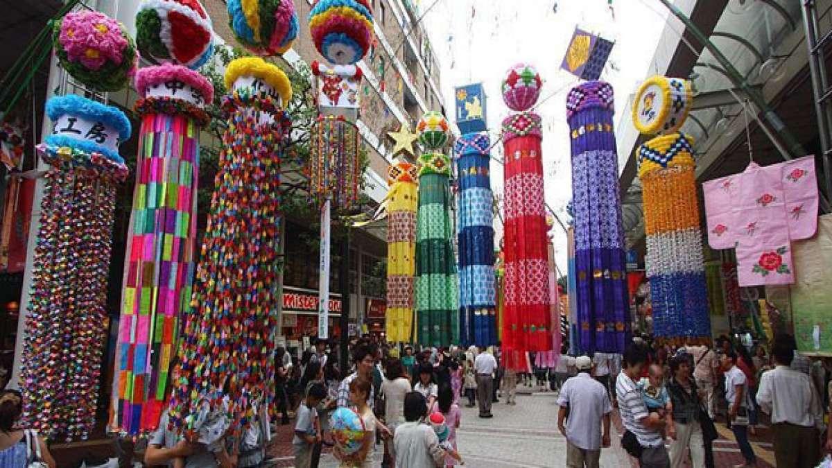 Feiern Sie das romantische Tanabata-Fest in Japan, auch als "Abend des Siebten" bekannt.