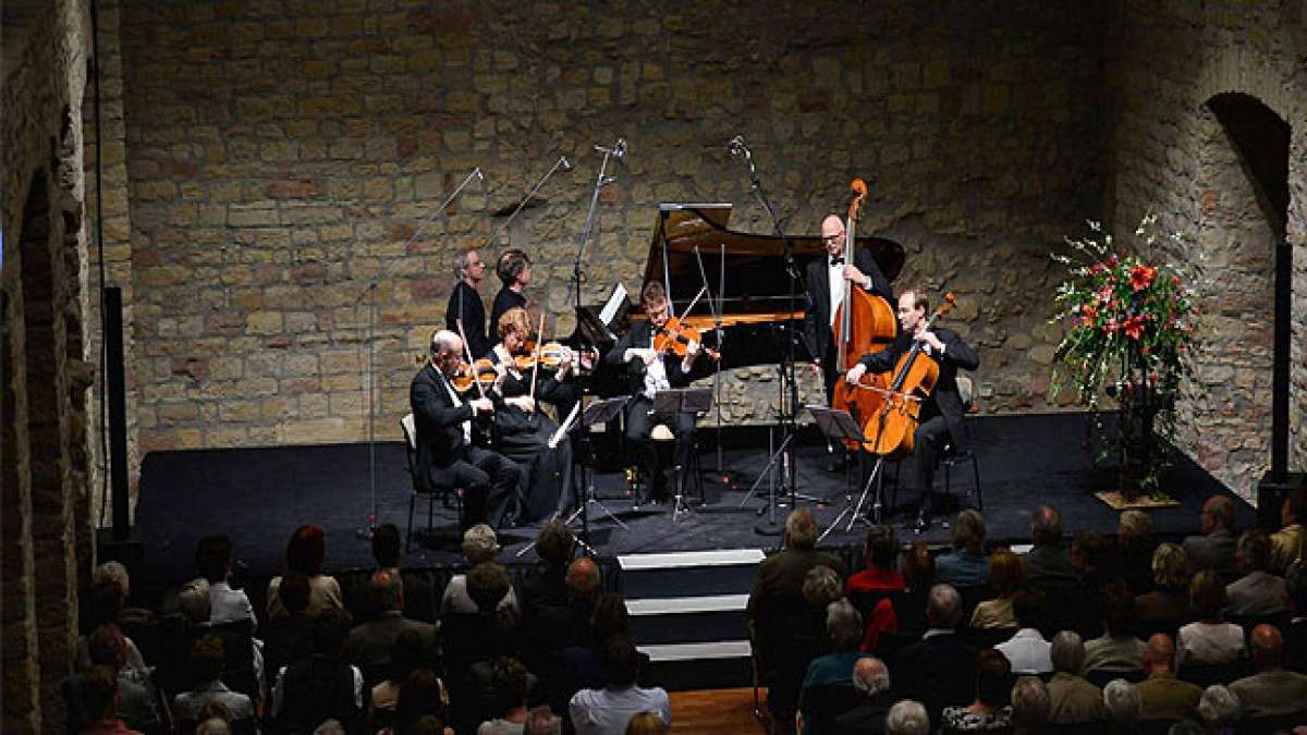 Konzerte an einzigartigen Orten wie dem Hambacher Schloss und innovative Programme – von Streichquartetten bis zu Uraufführungen – machen es zum Highlight für Musikliebhaber jeden Alters. Konzerte an einzigartigen Orten wie dem Hambacher Schloss und innovative Programme – von Streichquartetten bis zu Uraufführungen – machen es zum Highlight für Musikliebhaber jeden Alters.