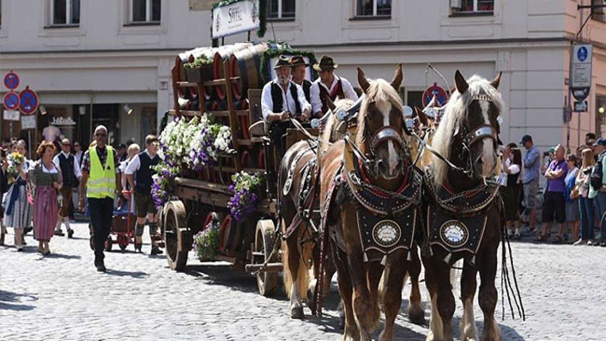 Ob Familienaktionstag oder Fassanstich – hier trifft gesellige Volksfeststimmung auf jahrhundertealte Kultur! Ob Familienaktionstag oder Fassanstich – hier trifft gesellige Volksfeststimmung auf jahrhundertealte Kultur!