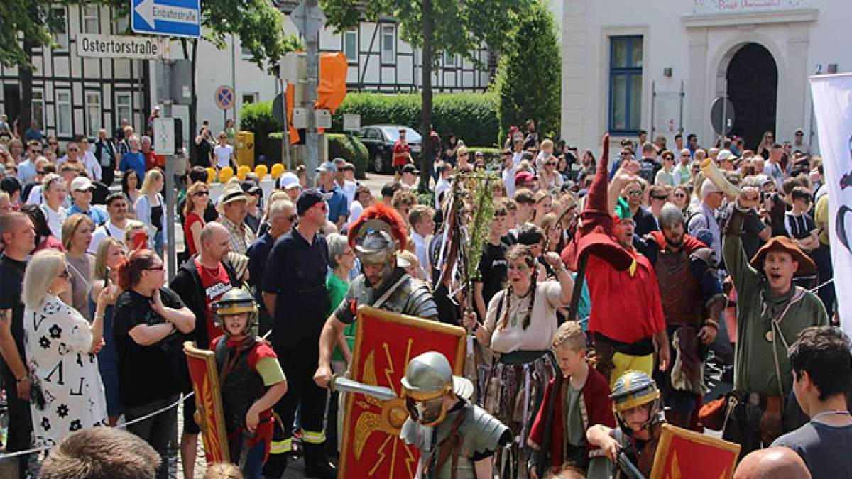 Ein Highlight ist der feierliche Abschluss, bei dem das Fest symbolisch „zu Grabe getragen“ wird – eine bewegende Tradition der Verdener.