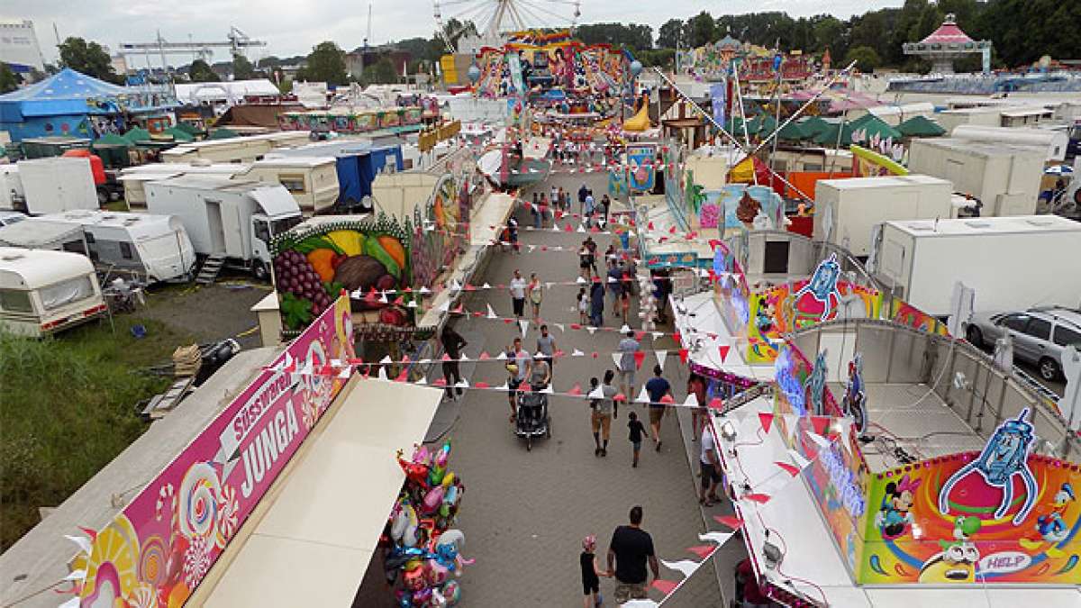 Erleben Sie nostalgische Oldtimer, kulinarische Köstlichkeiten und einzigartige Fahrgeschäfte direkt am Rhein – der Eintritt ist kostenlos!