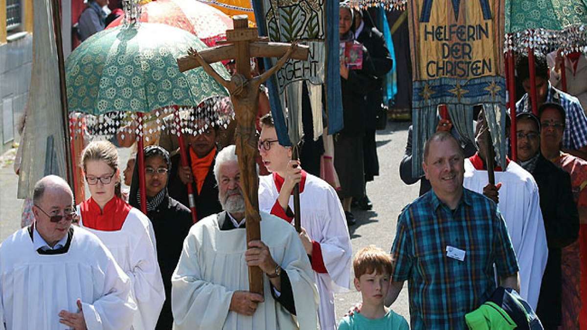 Historische Legenden, festlich geschmückte Schiffe und der Segen für Rhein und Stadt machen dieses Ereignis zu einem unvergesslichen Spektakel.