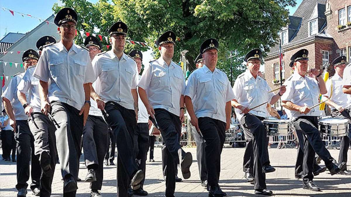 Tauchen Sie ein in ein farbenfrohes Fest der Gemeinschaft, das historische Rituale neu interpretiert und alle Generationen mit überraschenden Akzenten in seinen Bann zieht.