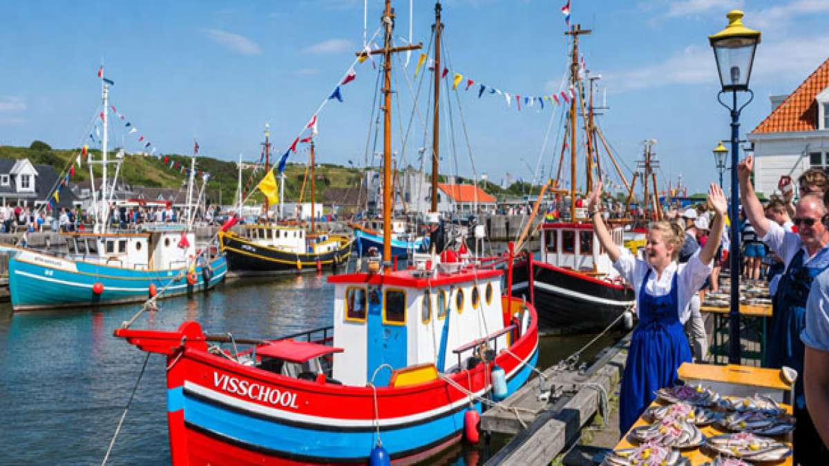 Das maritime Sommerfest rund um Vlaggetjesdag verbindet Geschichte, Genuss und Volksfeststimmung – und zieht jedes Jahr Besucher aus ganz Europa an.