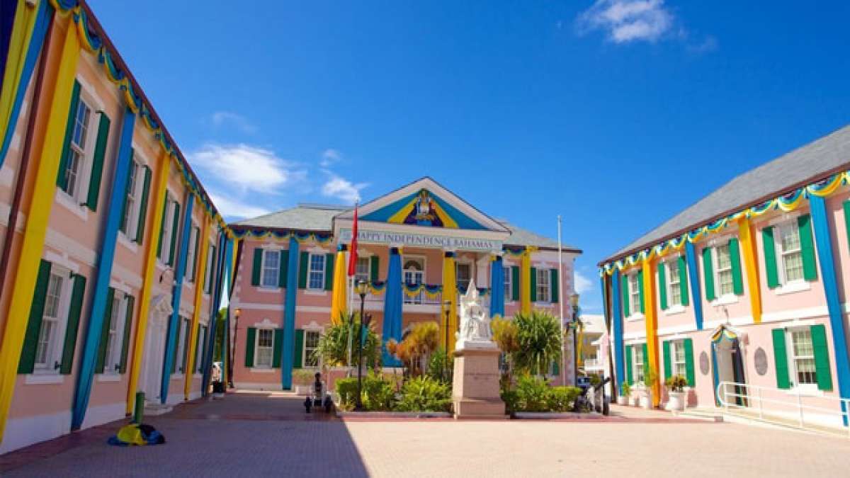 Feiern Sie die Unabhängigkeit der Bahamas mit paradiesischen Stränden und erlesenen Weinen. Feiern Sie die Unabhängigkeit der Bahamas mit paradiesischen Stränden und erlesenen Weinen.