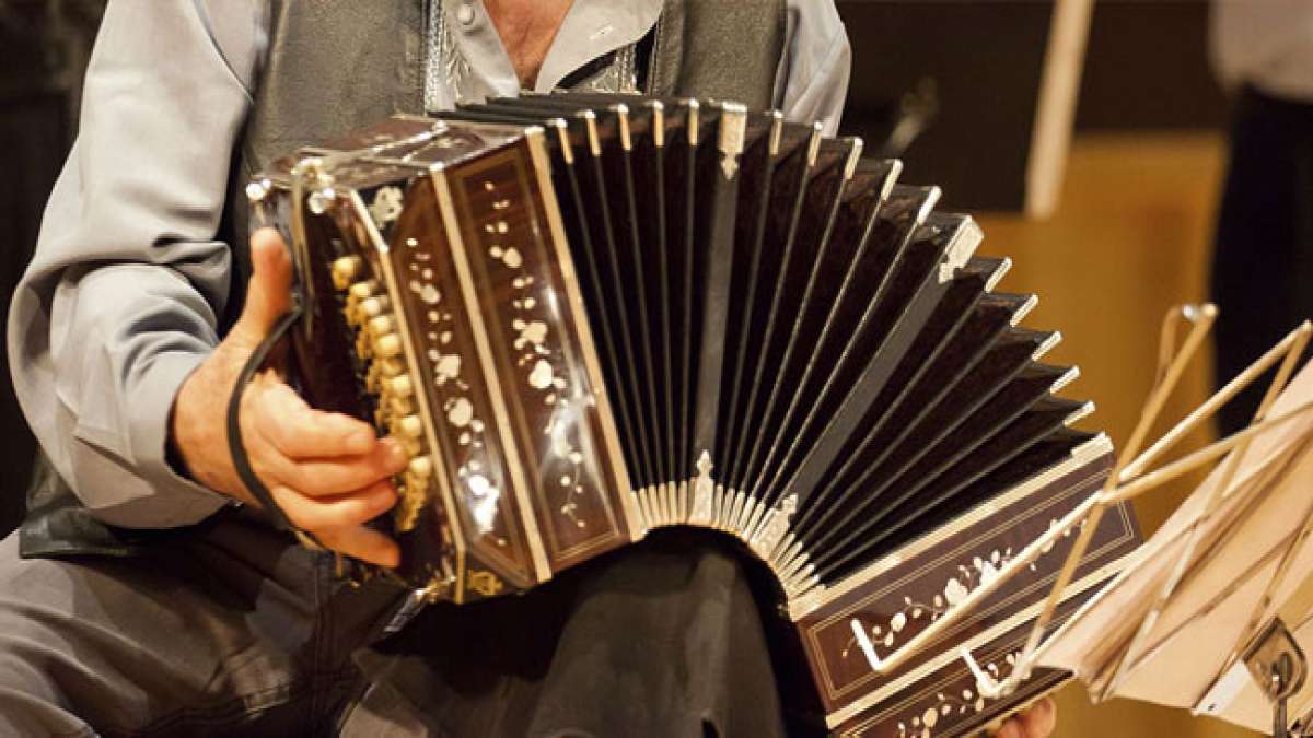 Feiern Sie den Bandoneón-Tag in Argentinien am 11. Juli und entdecken Sie die faszinierende Geschichte dieses einzigartigen Instruments.