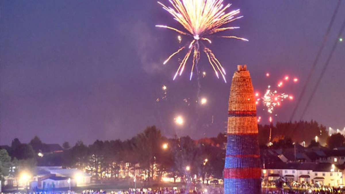 Erleben Sie die aufregende Elfte Nacht in Nordirland am Vorabend des Zwölften Juli, einem bedeutenden protestantischen Fest.