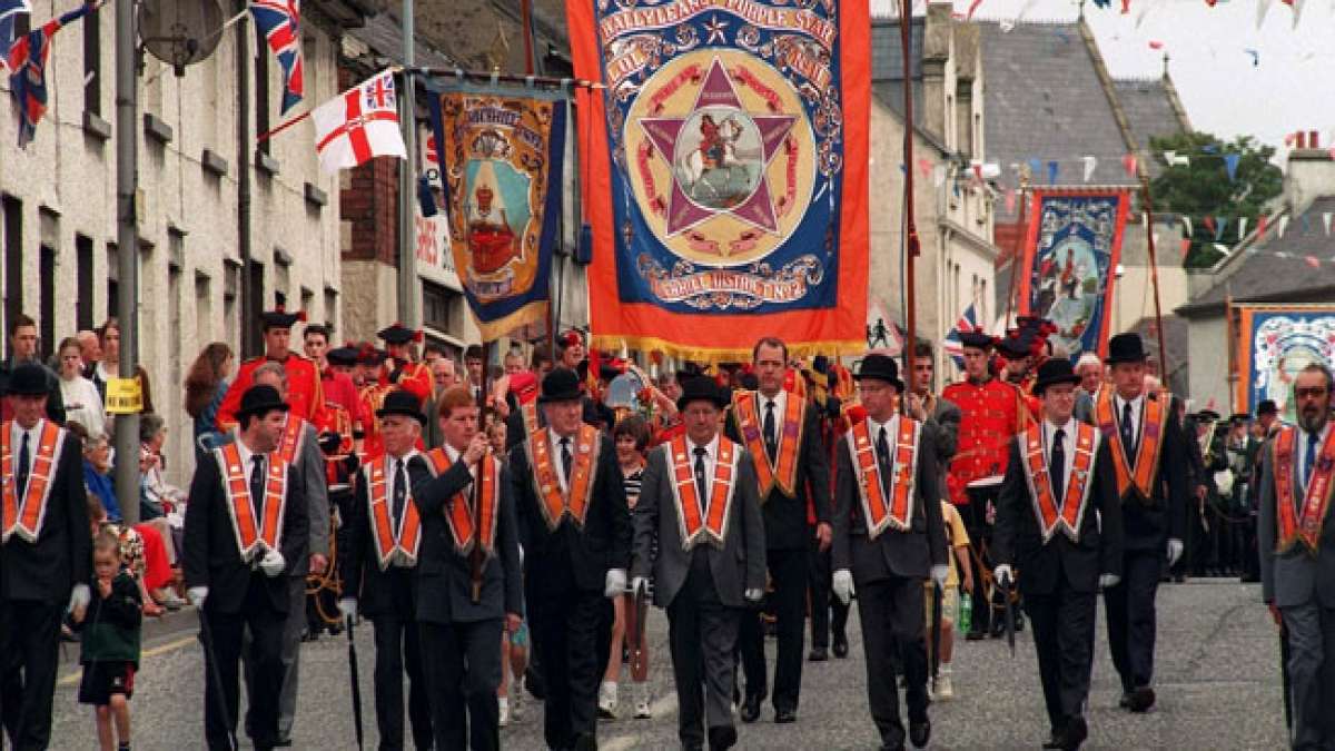 Feiern Sie den Zwölften, auch Orangemen-Tag genannt, und erinnern Sie sich an den historischen Sieg von König Wilhelm von Oranien über König Jakob II. in der Schlacht am Boyne. Feiern Sie den Zwölften, auch Orangemen-Tag genannt, und erinnern Sie sich an den historischen Sieg von König Wilhelm von Oranien über König Jakob II. in der Schlacht am Boyne.
