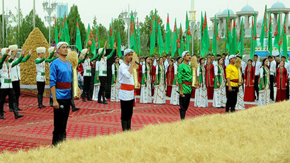 Feiern Sie den Wohlstand und die landwirtschaftliche Tradition Turkmenistans beim Galla Bayramy-Fest.
