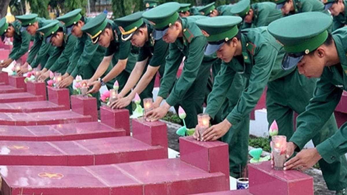 Ehren Sie die vietnamesischen Märtyrer und verwundeten Soldaten am Tag des Gedenkens. Ehren Sie die vietnamesischen Märtyrer und verwundeten Soldaten am Tag des Gedenkens.