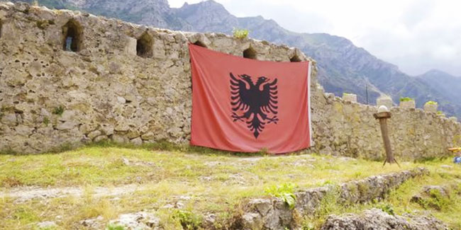 28. November - Albanische Flagge und Unabhängigkeitstag