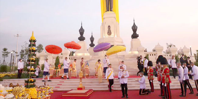 5. Dezember - Der Gedenkgeburtstag von König Bhumibol Adulyadej oder Vatertag in Thailand