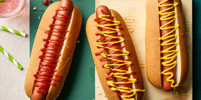 Nationaler Pfirsich-Eiscreme-Tag in den USA - Nationaler Tag des Hot Dogs in den USA
