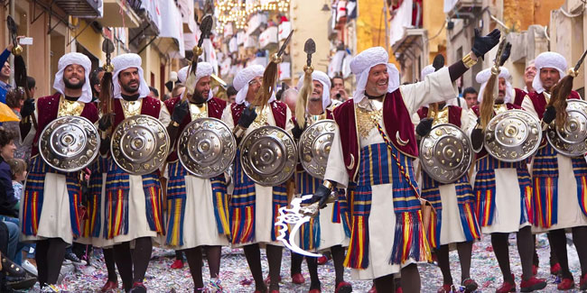 24. April - Tag des Donners: Das Fest der Mauren und Christen in Alcoy