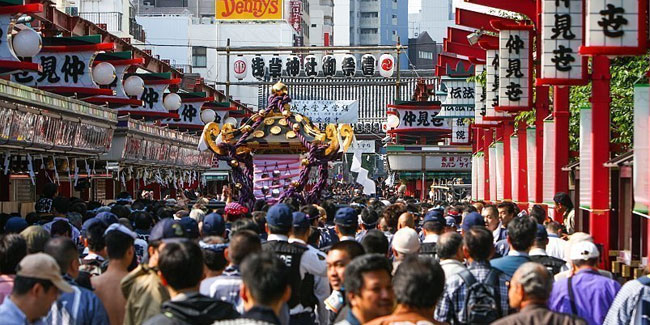 19. Mai - Der erste Tag des Sanja Matsuri kann in Sensō-ji, Tokio, stattfinden