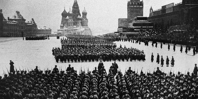 7. November - Der Tag der Militärparade auf dem Roten Platz in Moskau im Jahr 1941
