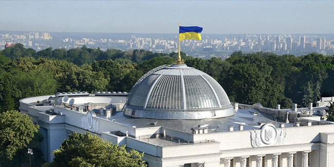 4. September - 1991 wurde die gelb-blaue Flagge über dem Gebäude der Werchowna Rada der Ukraine gehisst