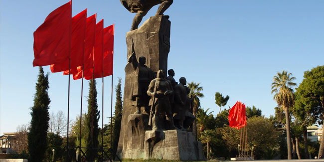 28. November - Flagge und Unabhängigkeitstag der Republik Albanien